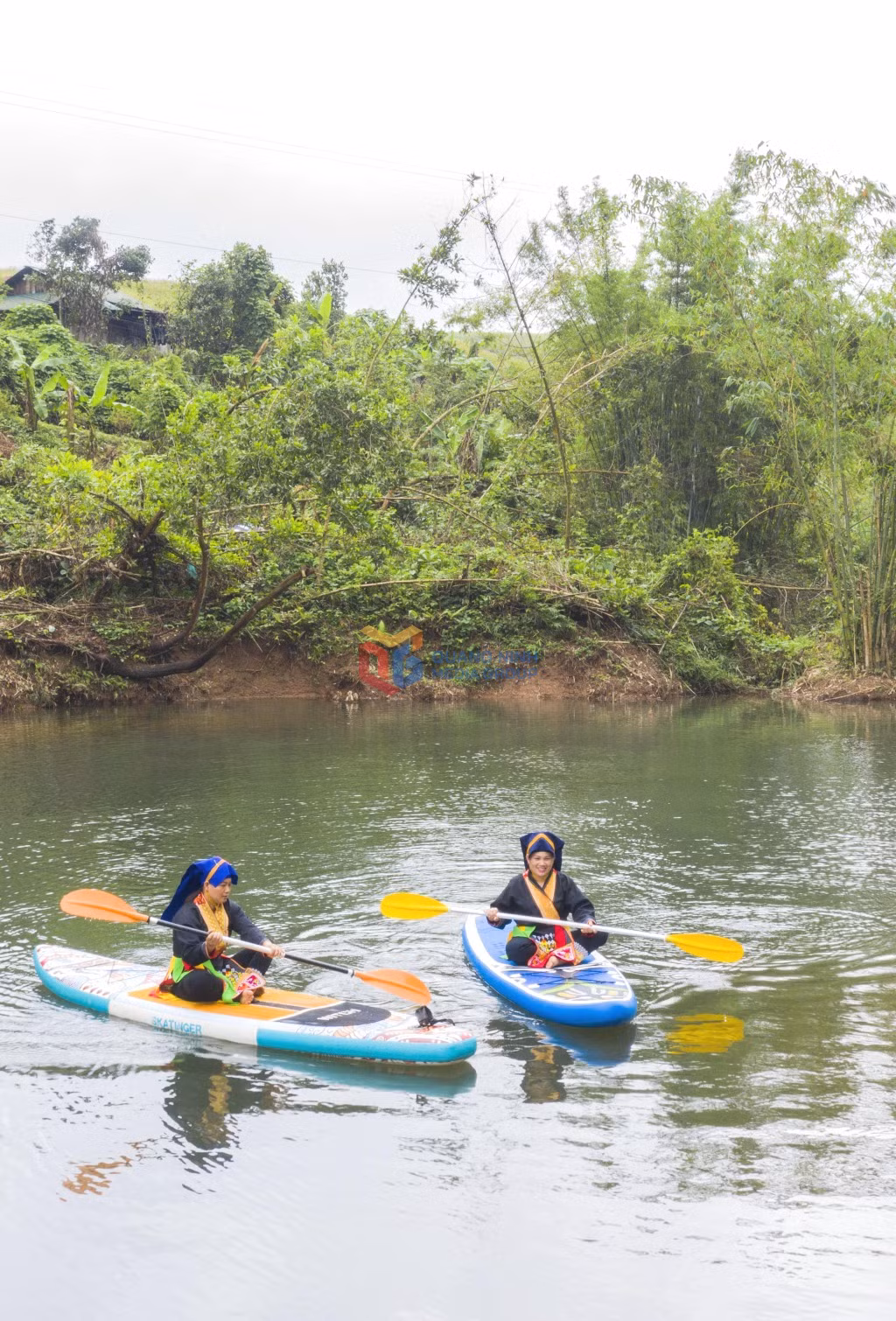 trải nghiệm cùng người dân chèo sup trên sông 