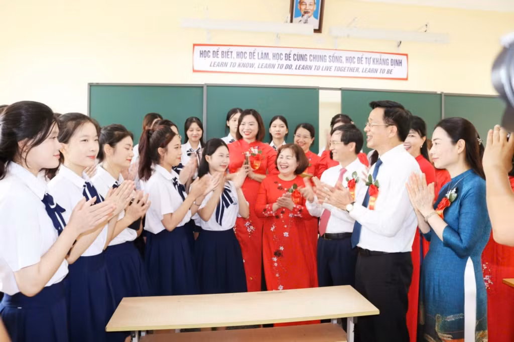 Niềm vui của cô và trò Trường THPT Ngô Quyền ở ngôi trường mới.