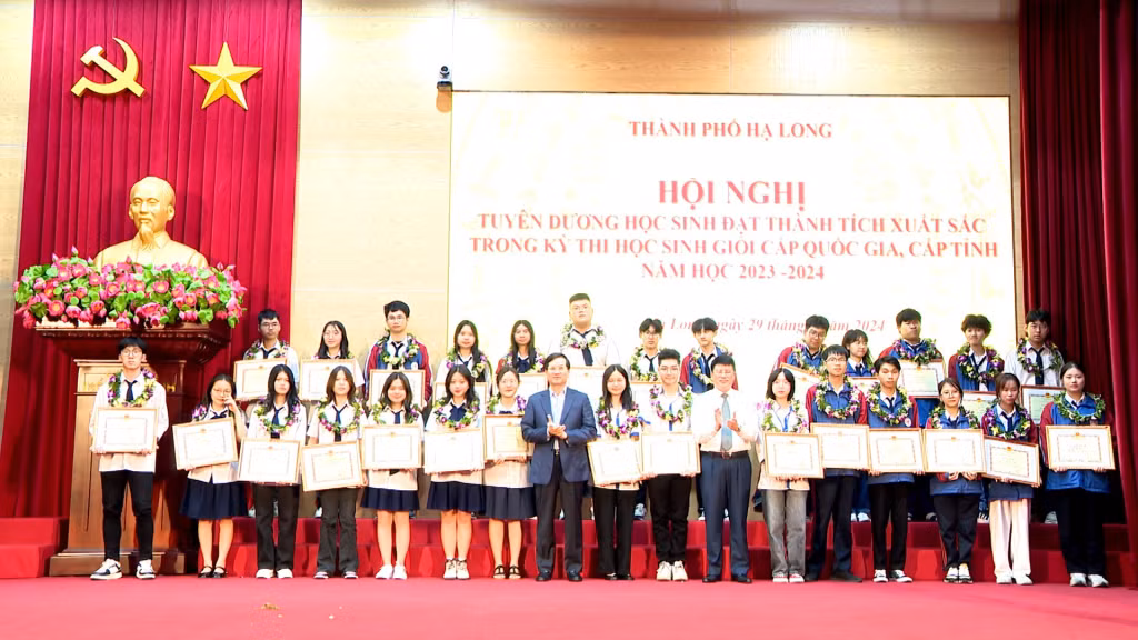 TP Hạ Long tổ chức khen thưởng học sinh đạt thành tích xuất sắc trong kỳ thi học sinh giỏi cấp quốc gia, cấp tỉnh năm học 2023-2024.