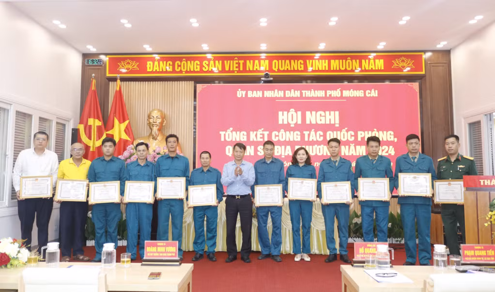 Chủ tịch UBND TP Móng Cái khen thưởng các tập thể, cá nhân tiêu biểu.