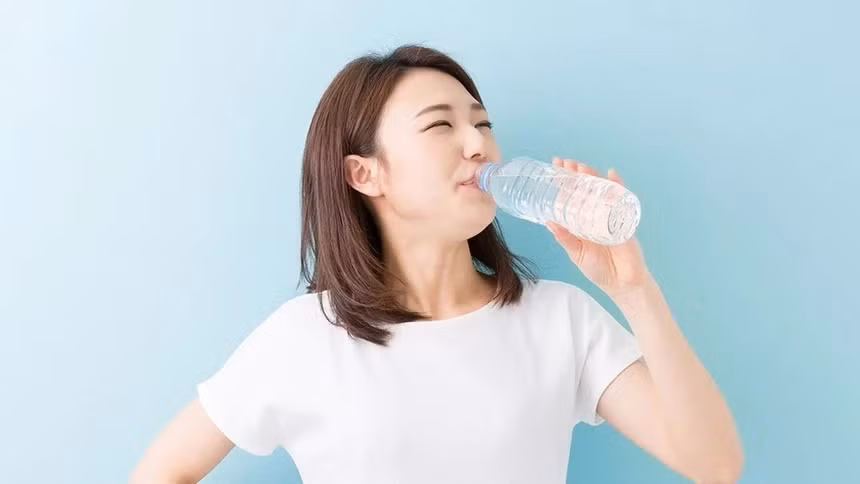 Nhiều người có thói quen chỉ uống nước khi cảm thấy thật sự khát. Ảnh minh họa: News18.