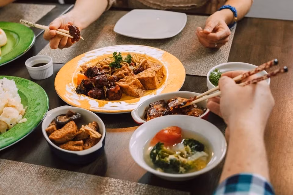 Bữa cơm nhiều muối của người Việt tiềm ẩn nguy cơ của hàng loạt bệnh lý nguy hiểm. Ảnh: Pexels.