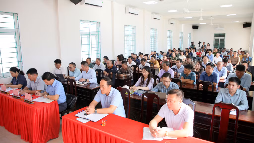 Các đại biểu, cử tri và nhân dân dự buổi tiếp xúc cử tri.