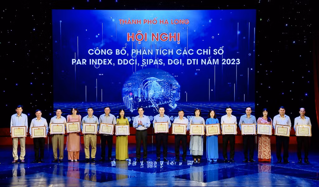 Lãnh đạo TP Hạ Long trao giấy khen cho các tập thể có thành tích xuất sắc trong công tác tham mưu, phối hợp thực hiện cải thiện các chỉ số của thành phố năm 2023.