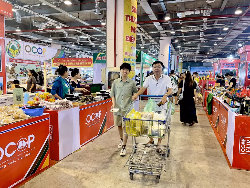 Người dân, du khách mua sắm hàng hóa tại Hội chợ OCOP Khu vực Đông Bắc - Quảng Ninh 2024, diễn ra từ ngày 29/8 - 3/9/2024.