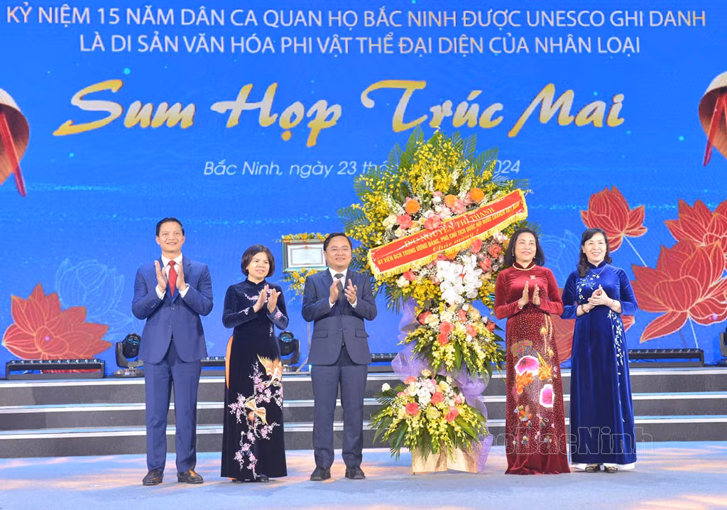 Phó Chủ tịch Quốc hội Nguyễn Thị Thanh tặng hoa chúc mừng Đảng bộ, chính quyền và nhân dân tỉnh Bắc Ninh.