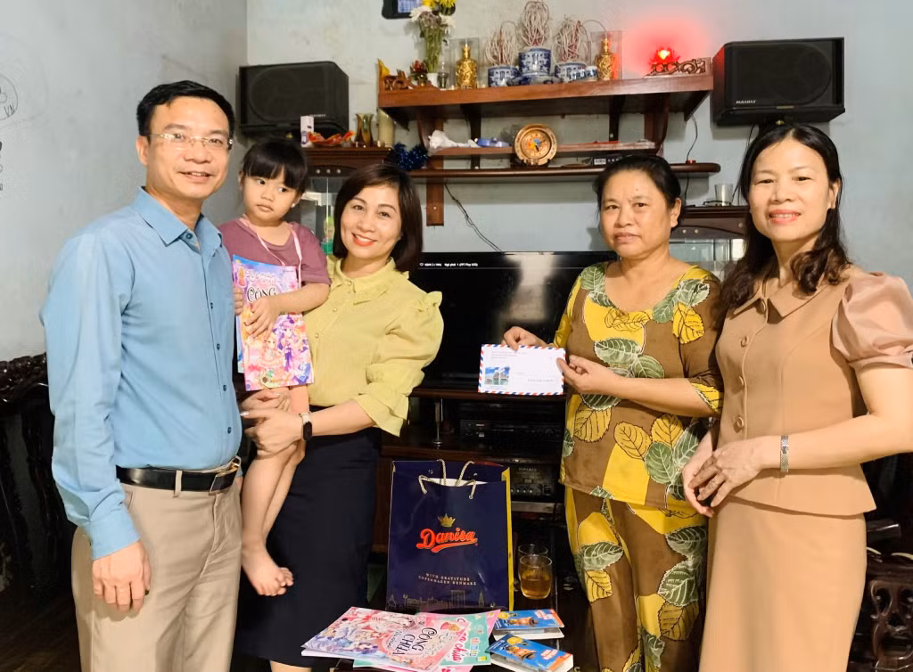 Lãnh đạo Trung tâm Hành chính công, Phòng Nội vụ, Thanh tra TP Hạ Long thăm, tặng quà cho em Nguyễn Phạm Quỳnh Anh (phường Hà Trung).