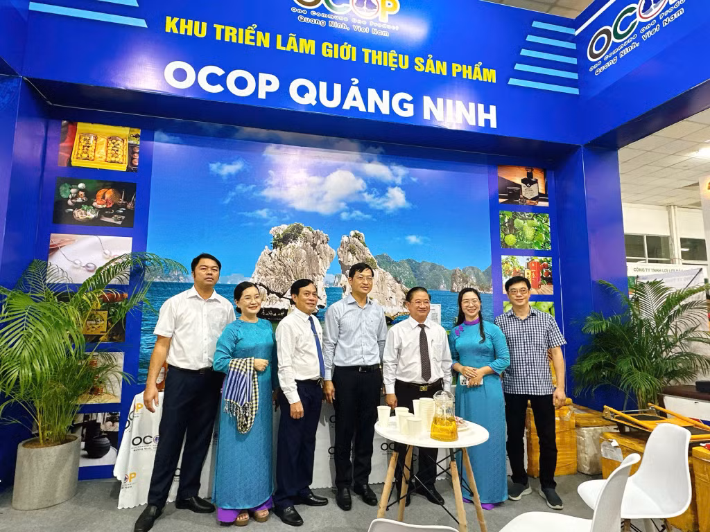 Đại biểu, lãnh đạo TP Cần Thơ chụp ảnh lưu niệm tại Khu triển lãm giới thiệu sản phẩm OCOP Quảng Ninh.