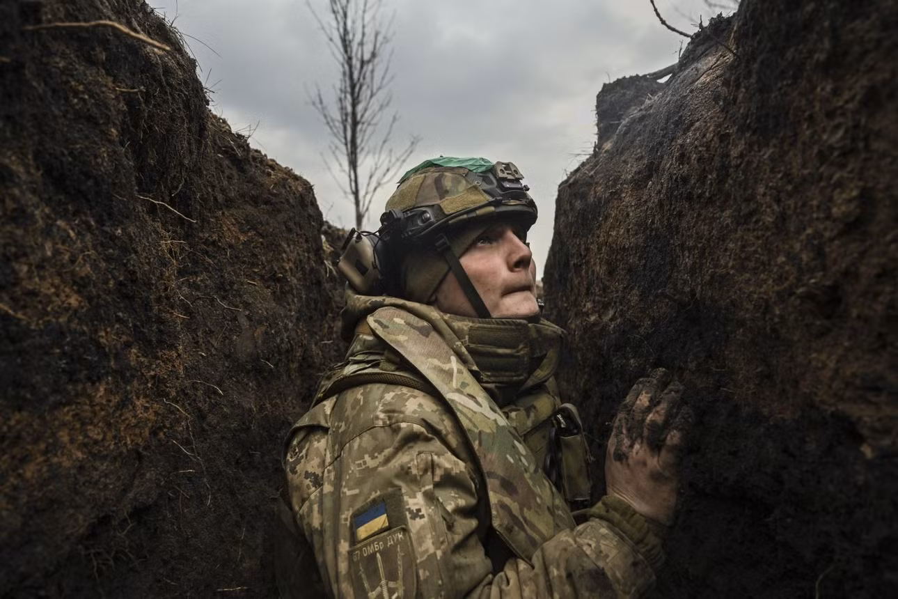 Quân nhân Ukraine trú dưới một con hào trong trận pháo kích gần thành phố Bakhmut, Ukraine ngày 8/3/2023. Ảnh: AFP/TTXVN