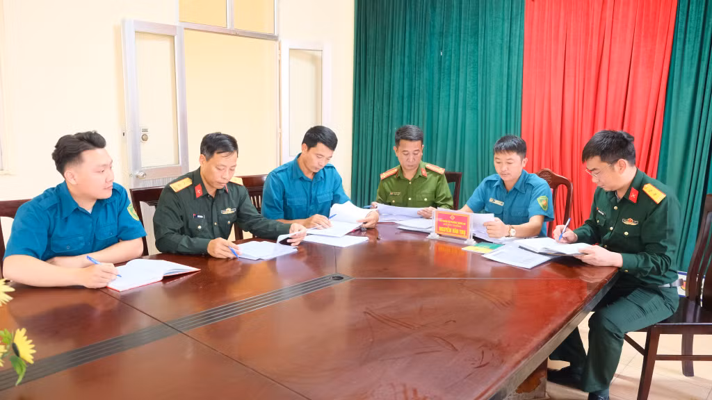 Ban CHQS xã Tràng An, TP Đông Triều phối hợp với công an kiểm tra lý lịch đối với công dân đủ điều kiện khám tuyển NVQS.