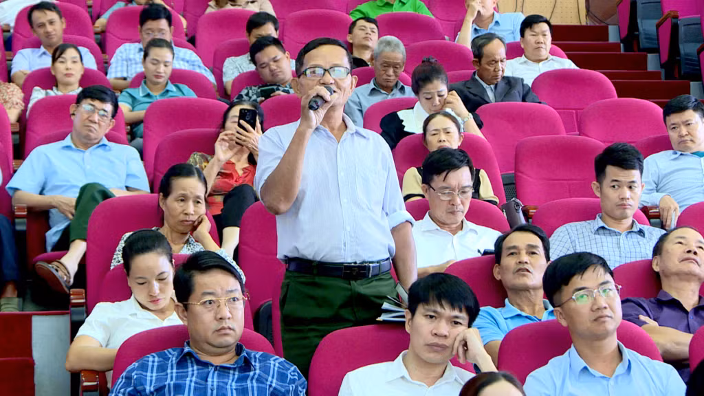 Cử tri huyện Tiên Yên phát biểu ý kiến, kiến nghị với Đại biểu HĐND tỉnh.
