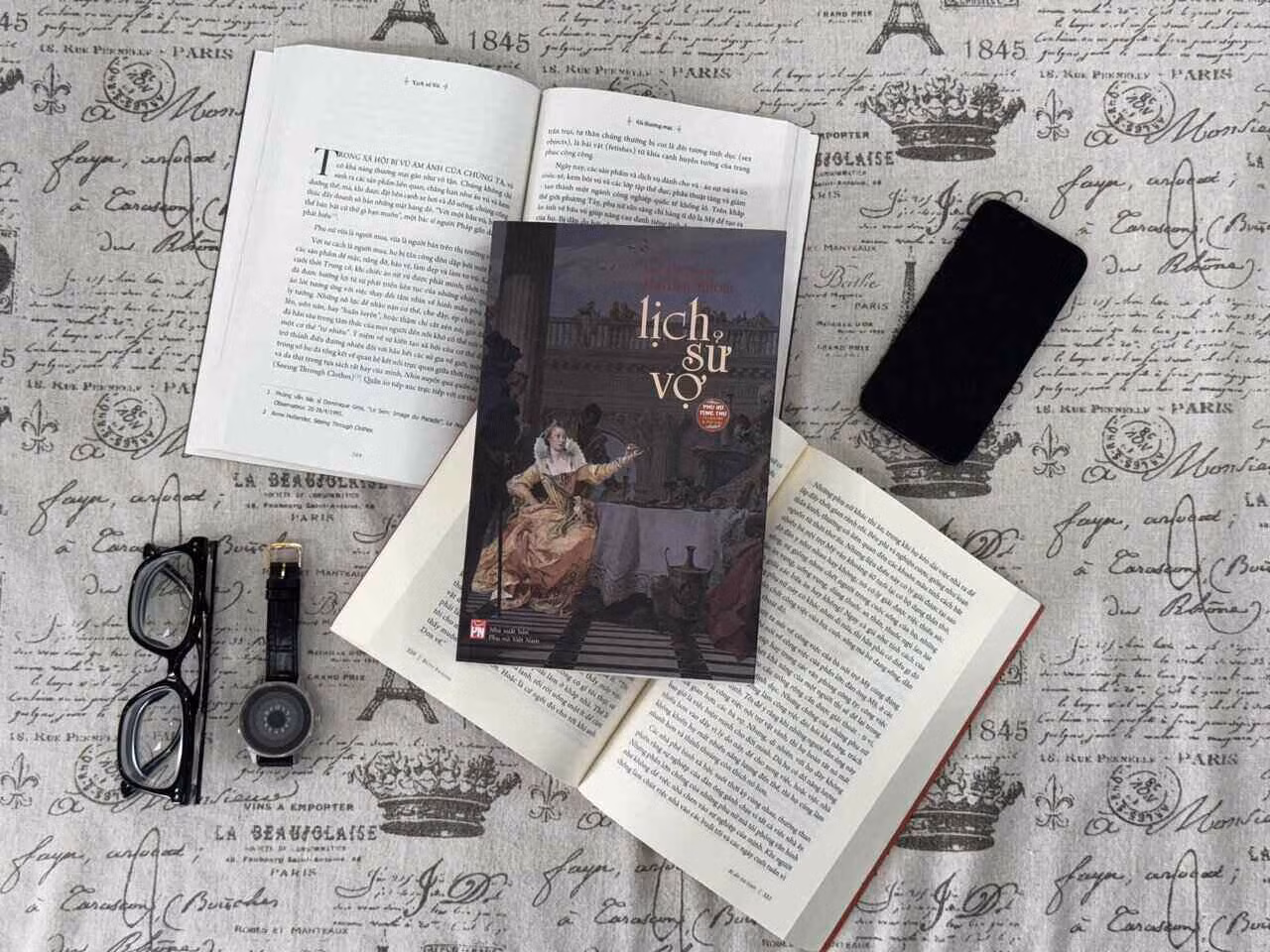 “Lịch sử vợ” là một công trình biên khảo chuyên sâu của tác giả Marilyn Yalom. Ảnh: NXB Phụ nữ Việt Nam
