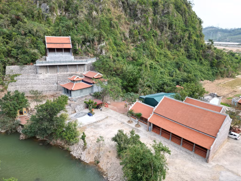 Đền đền Đá Trắng dưới chân núi Mằn.