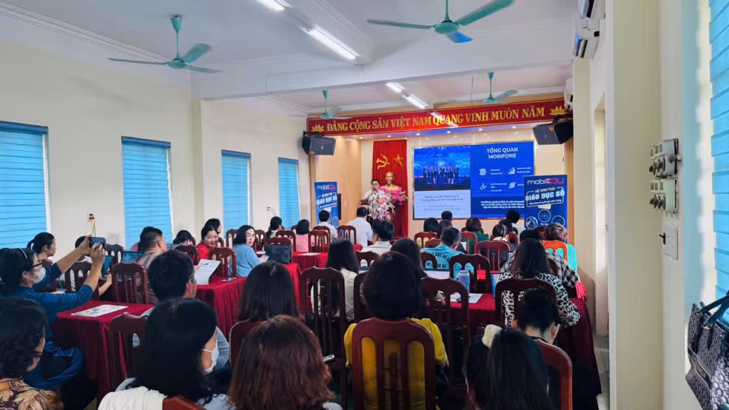 Ngành GD&amp;ĐT TP Uông Bí phối hợp MobiFone tổ chức tập huấn các giải pháp chuyển đổi số (tháng 10/2024).
