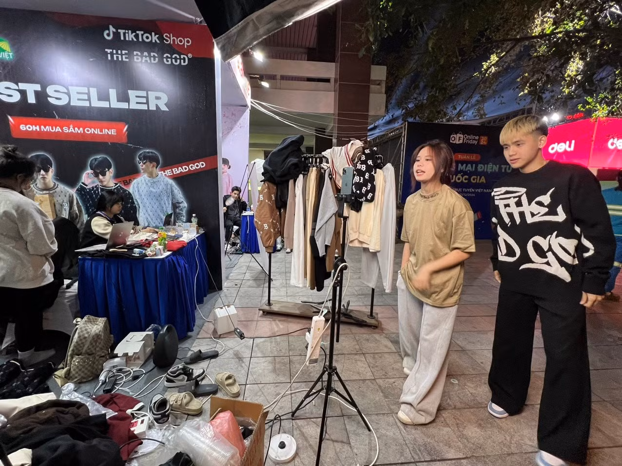 Livestream bán hàng ngay tại sự kiện. Ảnh: Lam Giang