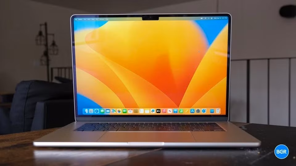Dùng màn hình mới cho MacBook, Apple lo ngại giá tăng cao, giảm nhu cầu mua của người dùng. Ảnh: BGR.