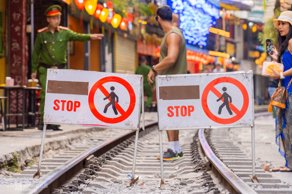 Đường tàu giao với các tuyến đường được lực lượng chức năng để biển cấm người dân đi vào, nhưng nhiều du khách vẫn tiếp cận.