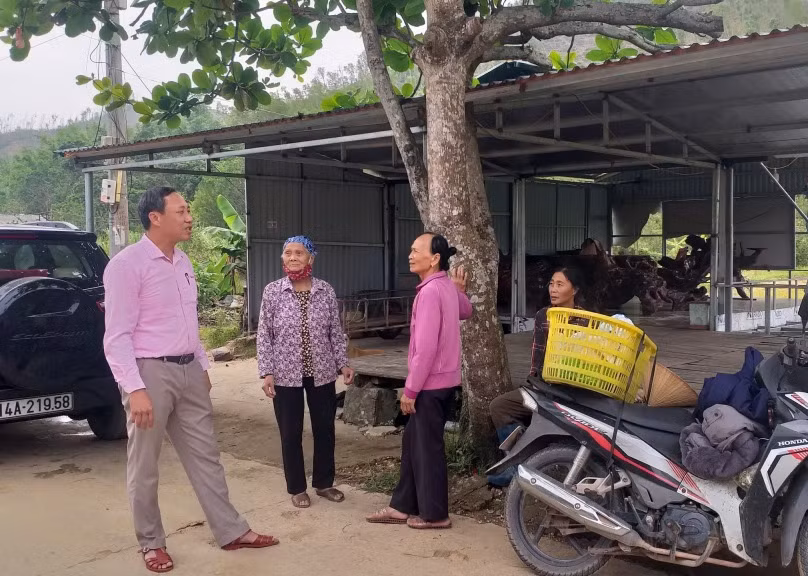 Lãnh đạo UBND xã Vạn Yên (huyện Vân Đồn) nắm bắt tâm tư của người dân về quy hoạch Khu công viên phức hợp nghỉ dưỡng tại xã Vạn Yên.
