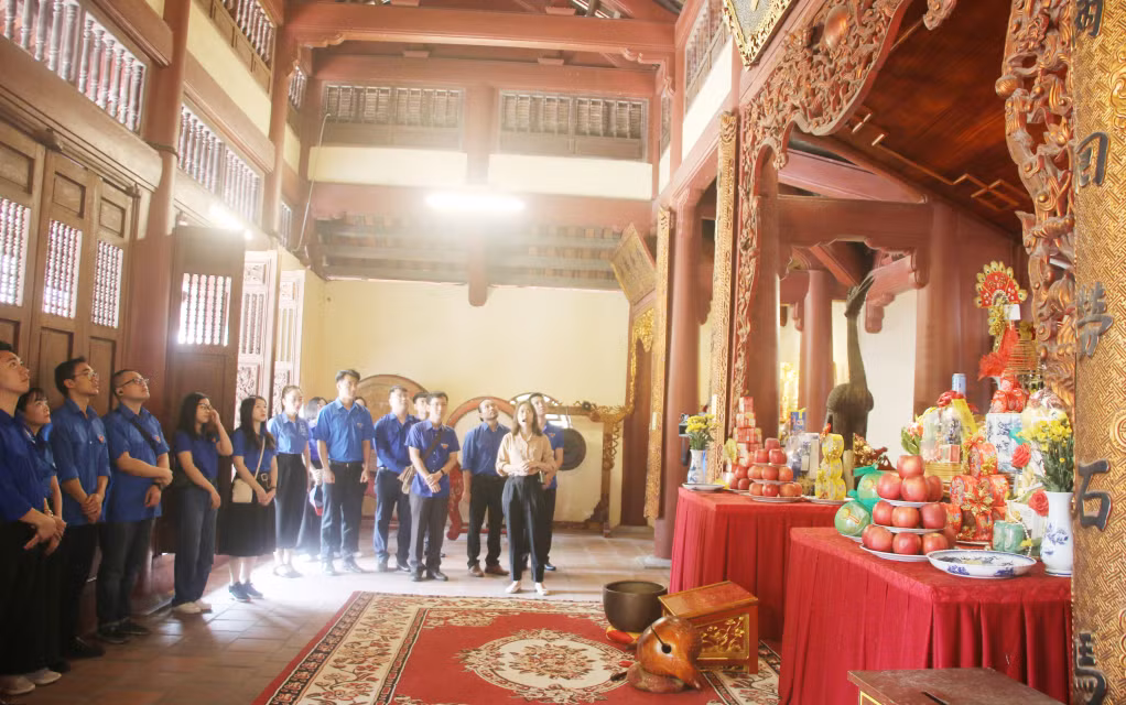 Đoàn Thanh niên Trung tâm Truyền thông tỉnh tổ chức hành trình về nguồn tại đền An Sinh (TP Đông Triều).
