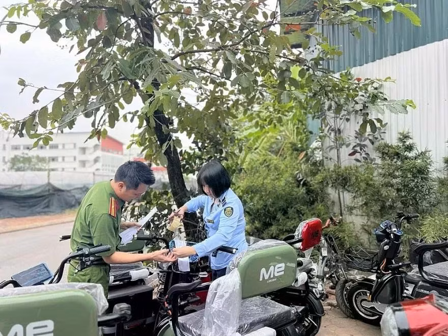 Cục Nghiệp vụ Tổng cục Quản lý thị trường kiểm tra, thu giữ nhiều xe điện không rõ nguồn gốc xuất xứ, được giao bán trên nền tảng thương mại điện tử. Ảnh: Quyên Lưu