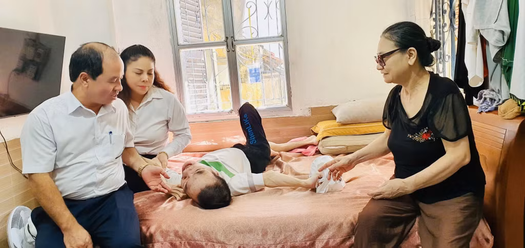 Công đoàn Viên chức tỉnh thăm, tặng quà gia đình khó khăn ở TP Hạ Long bị ảnh hưởng bởi bão số 3.