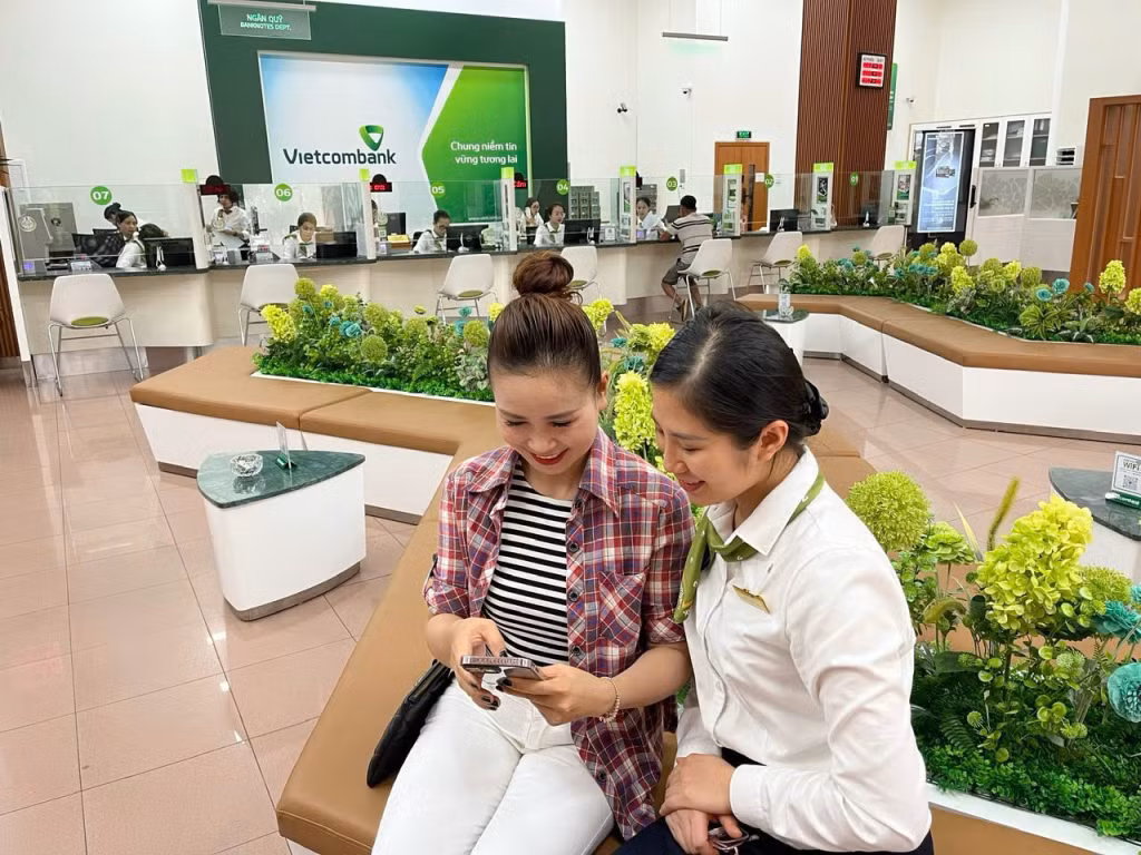 Cán bộ VCB Hạ Long hướng dẫn Khách hàng thực hiện giao dịch an toàn