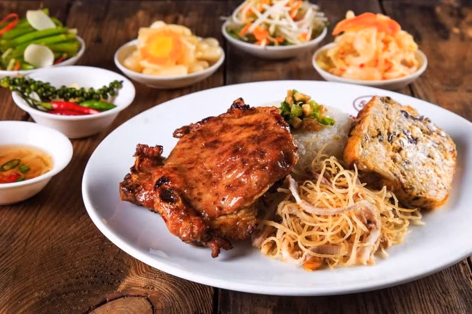 Cơm tấm là món ăn đường phố phổ biến với người dân Việt Nam và cả du khách quốc tế. Ảnh: Cơm tấm Thuận Kiều.