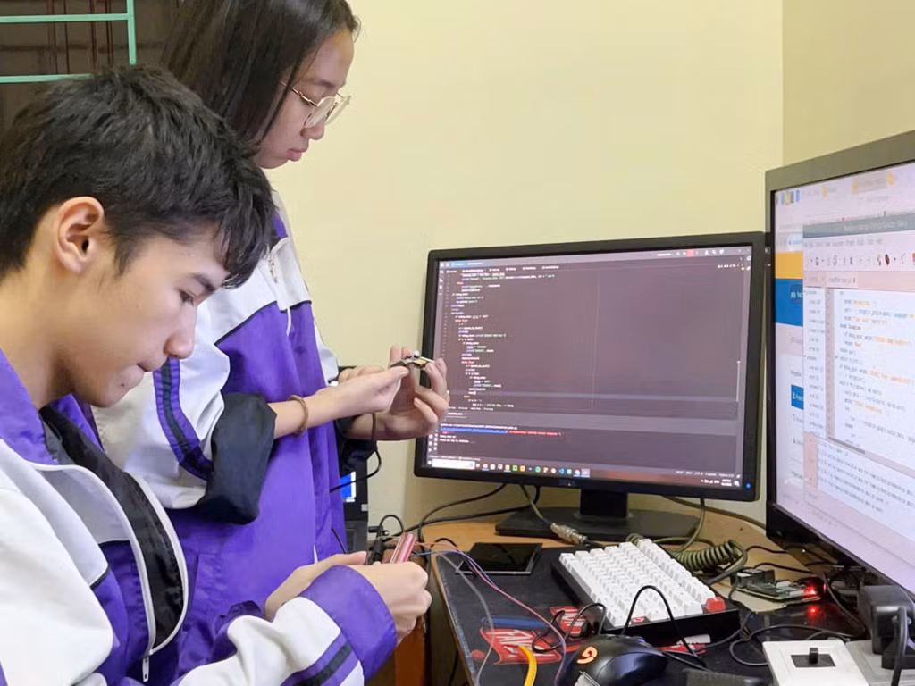 Đôi bạn Lê Quang Đạt và Đặng Thuỳ Trâm (lớp 11A1, Trường THPT Uông Bí) đang thực hiện đề tài “Ứng dụng Large Language Models (LLM) tạo trợ lý ảo điều khiển nhà thông minh”