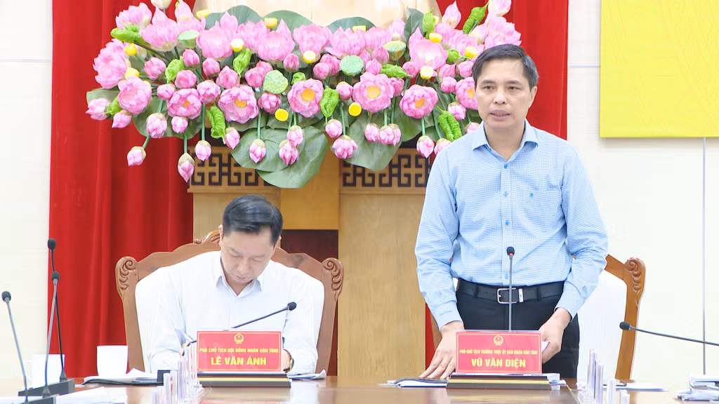Đồng chí Vũ Văn Diện, Phó Chủ tịch Thường trực UBND tỉnh phát biểu tại Hội nghị.