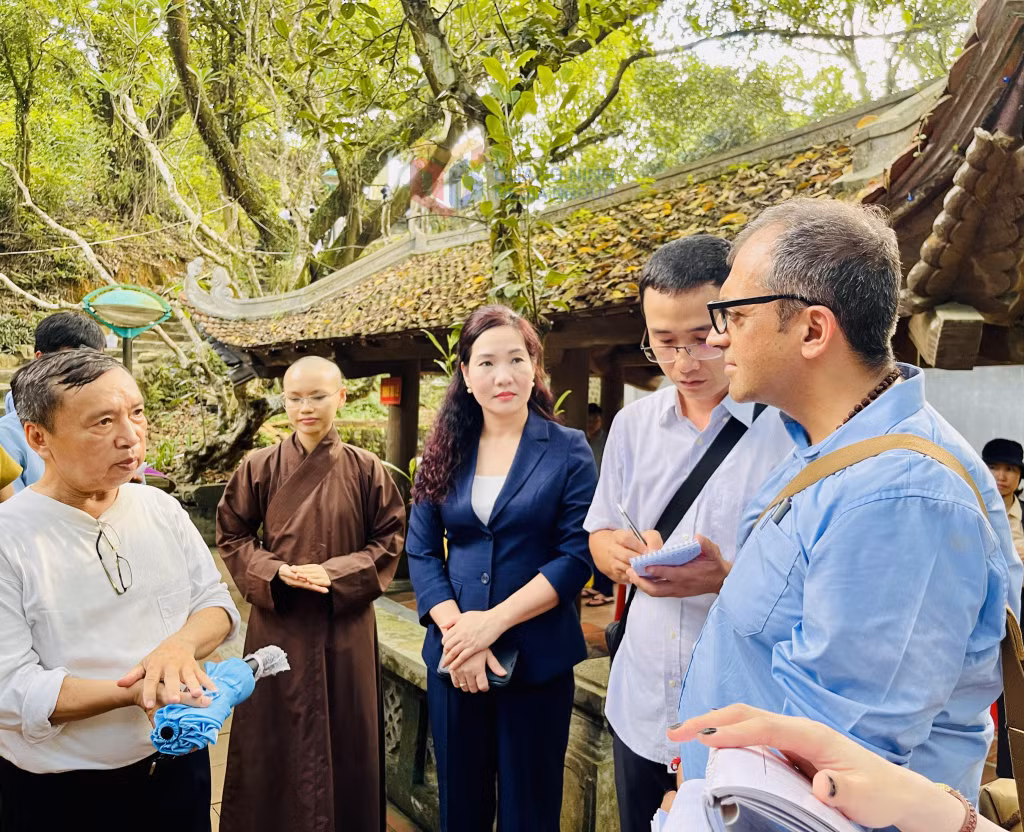 Chuyên gia Hội đồng Di tích và di chỉ quốc tế kiểm tra công tác bảo vệ, quản lý, bảo tồn, tôn tạo tại chùa Suối Tắm thuộc Khu di tích và danh thắng Yên Tử (TP Uông Bí).