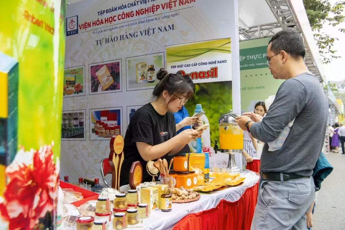 Chương trình Tự hào hàng Việt Nam "tiếp sức" cho hàng Việt Nam (Ảnh: Huyền My)