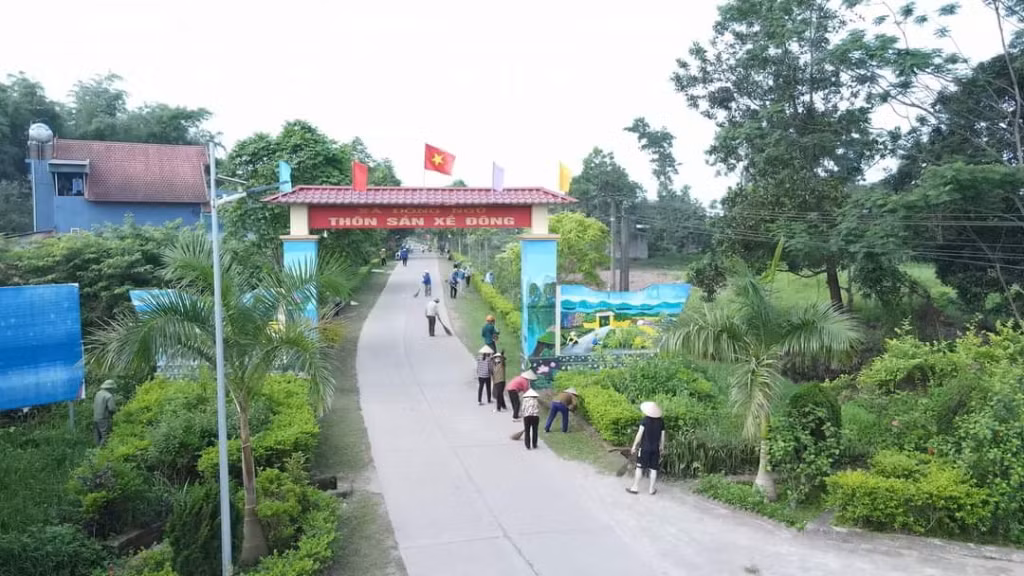 Người dân thôn Sán Xế Đông, xã Đông Ngũ, huyện Tiên Yên dọn dẹp đường liên thôn, thực hiện phong trào