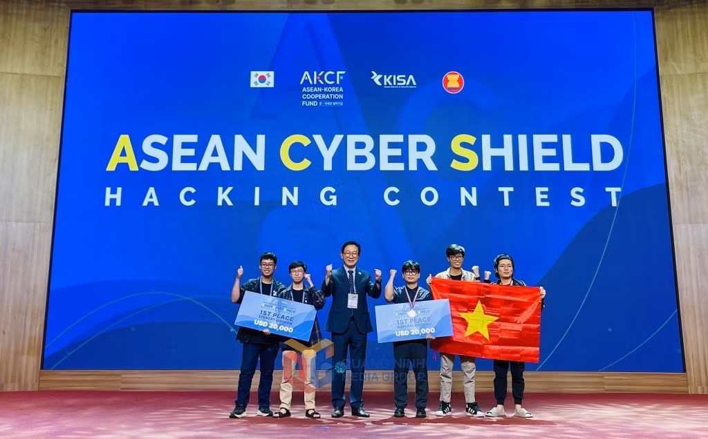 Ông Lee Sang Jung, Chủ tịch KISA trao giải Nhất cho các đội thi đến từ Trường ĐH Công nghệ thông tin (ĐH Quốc gia TP Hồ Chí Minh)