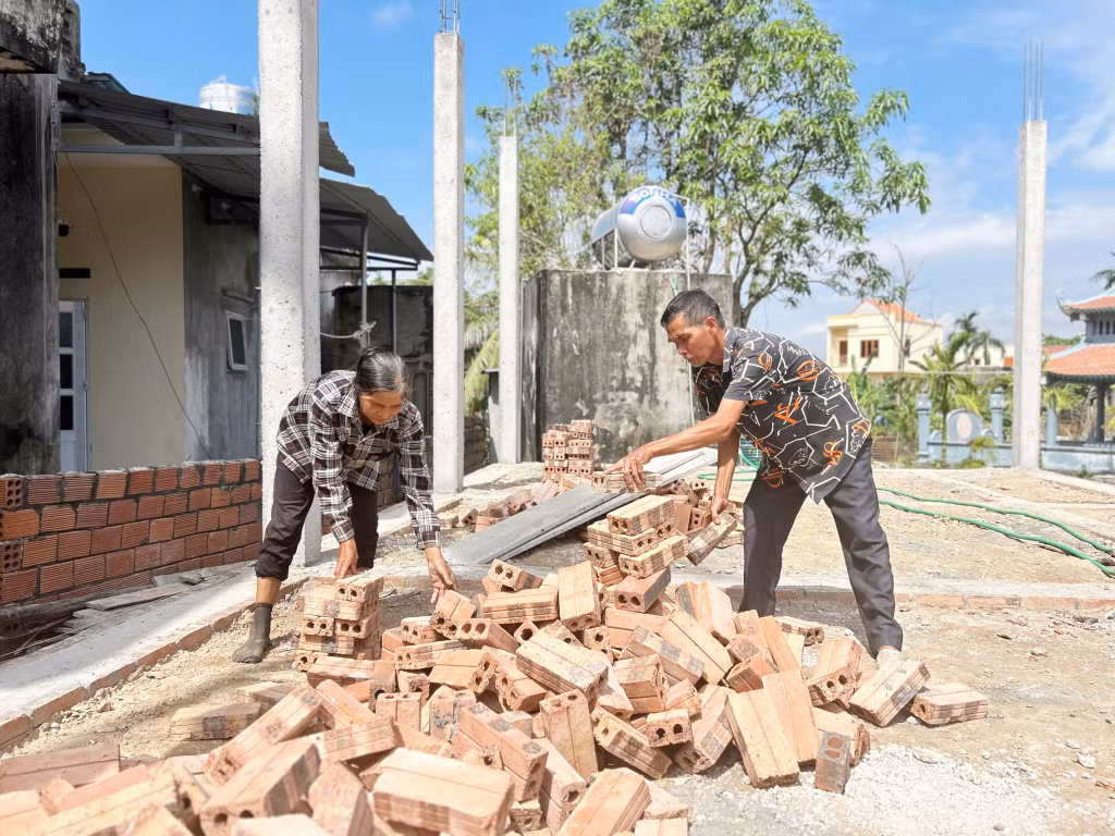 Nhờ sự hỗ trợ khắc phục thiệt hại của bão số 3, hộ ông Nguyễn Văn Vĩnh (thôn Nam 1, xã Liên Vị, TX Quảng Yên) khẩn trương xây nhà mới.