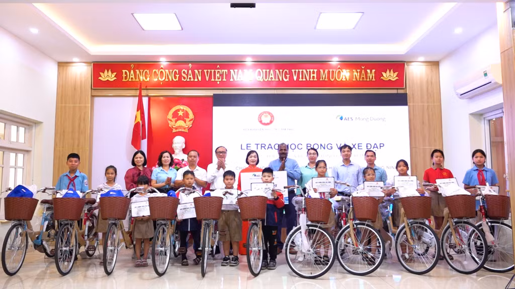 Các em học sinh có hoàn cảnh khó khăn, mồ côi, khuyết tật, học sinh vượt khó vươn lên tại phường Mông Dương (TP Cẩm Phả) nhận xe đạp tại chương trình.