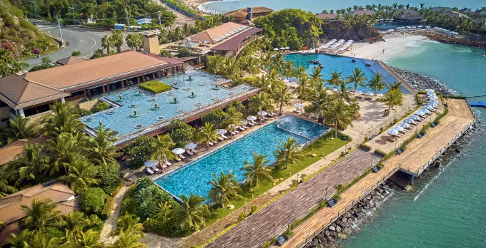 Amiana Resort nép mình bên vịnh biển Nha Trang với nhiều mảng xanh thiên nhiên. Ảnh: Amiana Resort