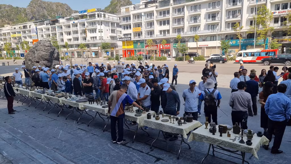 "Phiên chợ ký ức" được tổ chức bên ngoài khuôn viên Bảo tàng tỉnh Quảng Ninh thu hút đông đảo du khách tham quan. Ảnh: Nhân vật cung cấp