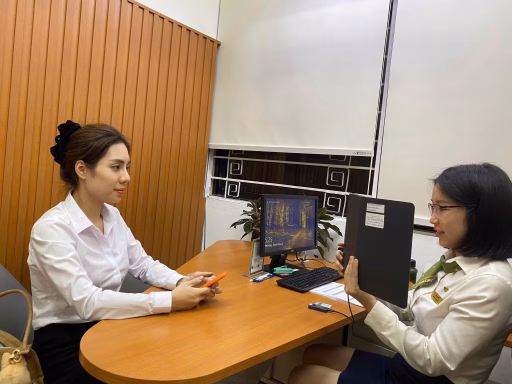 Cán bộ VCB Hạ Long thực hiện cập nhật sinh trắc học cho khách hàng