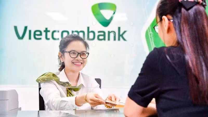 Giao dịch tại Ngân hàng TMCP Vietcombank. (Ảnh nhandan.vn)