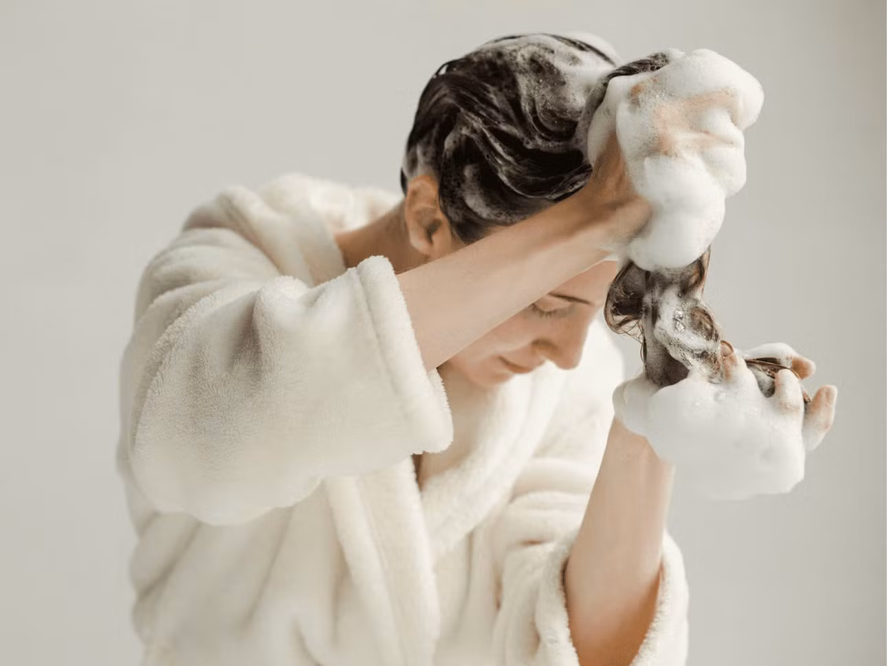 Khi gội đầu, nên tạo bọt cho dầu gội trước ở lòng bàn tay sau đó mới xoa lên tóc.