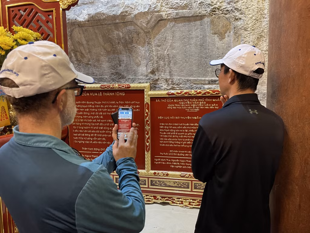 Nhiều điểm du lịch trên địa bàn TP Hạ Long vẫn chưa áp dụng công nghệ số để tạo thuận lợi cho du khách nước ngoài trong quá trình tham quan. (Khu vực mái che bài thơ cổ thuộc Khu di tích lịch sử và thắng cảnh núi Bài Thơ).