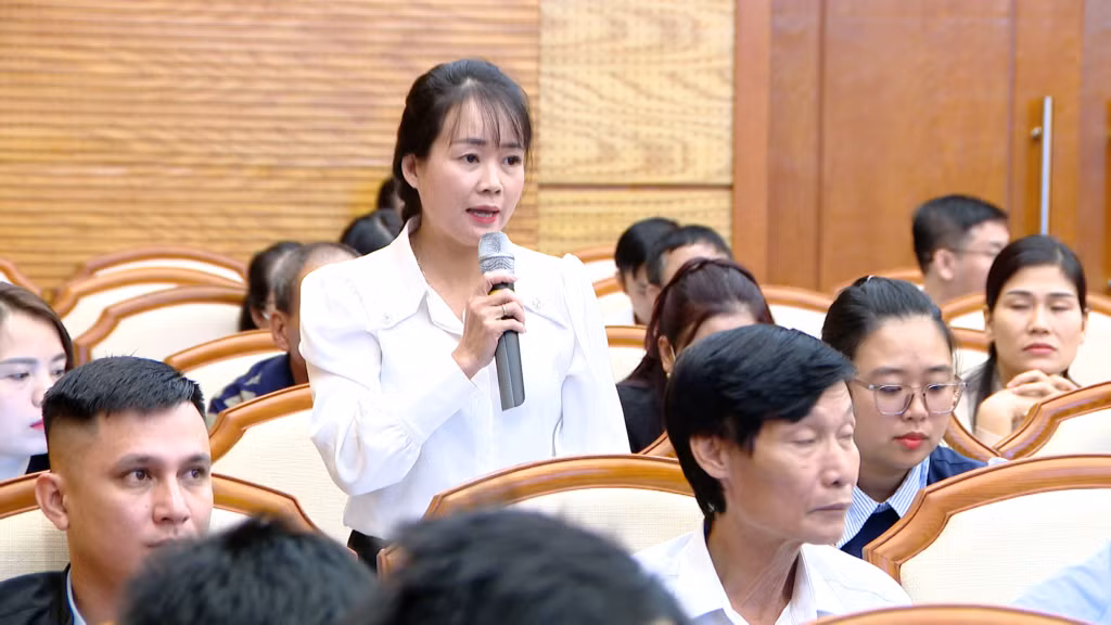 Đại biểu đặt câu hỏi cho lãnh đạo tỉnh.