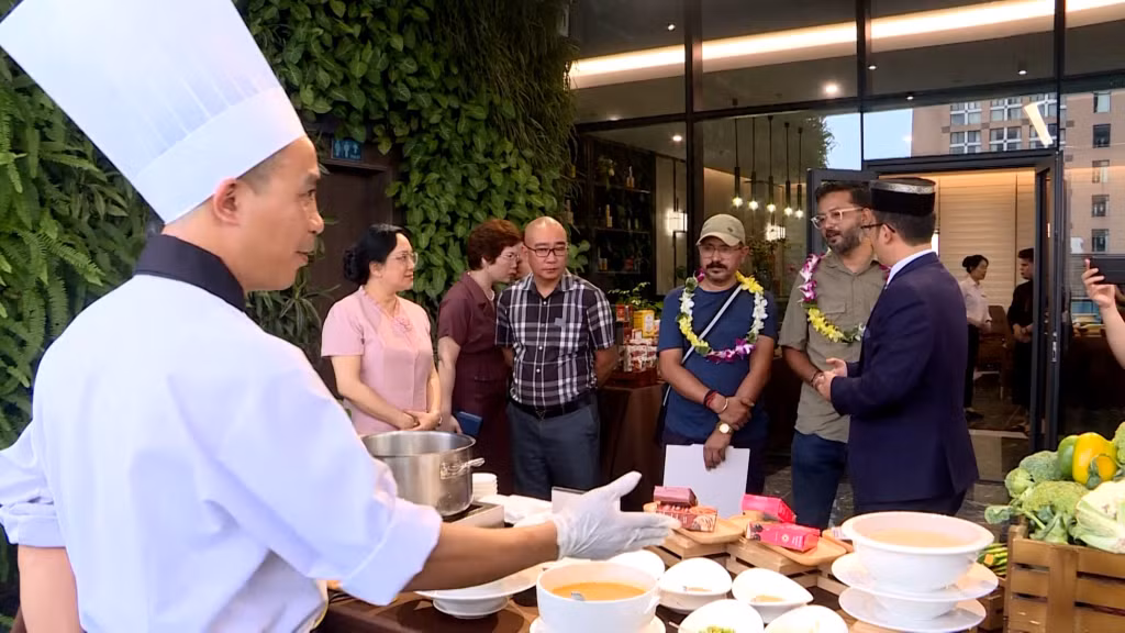 Bữa ăn dành riêng cho khách Halal được giới thiệu tại một khách sạn trên địa bàn TP Hạ Long.