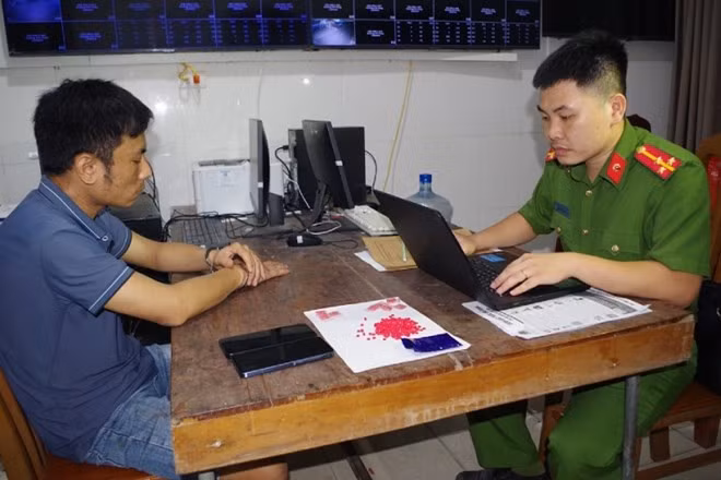 Cơ quan Công an lấy lời khai của đối tượng mua bán trái phép chất ma túy. Ảnh: Công an tỉnh Hà Nam