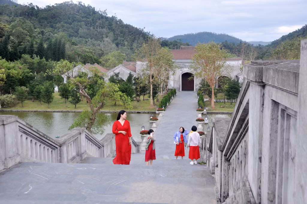Du khách check in tại Trung tâm Văn hoá Trúc Lâm dưới chân núi Yên Tử.