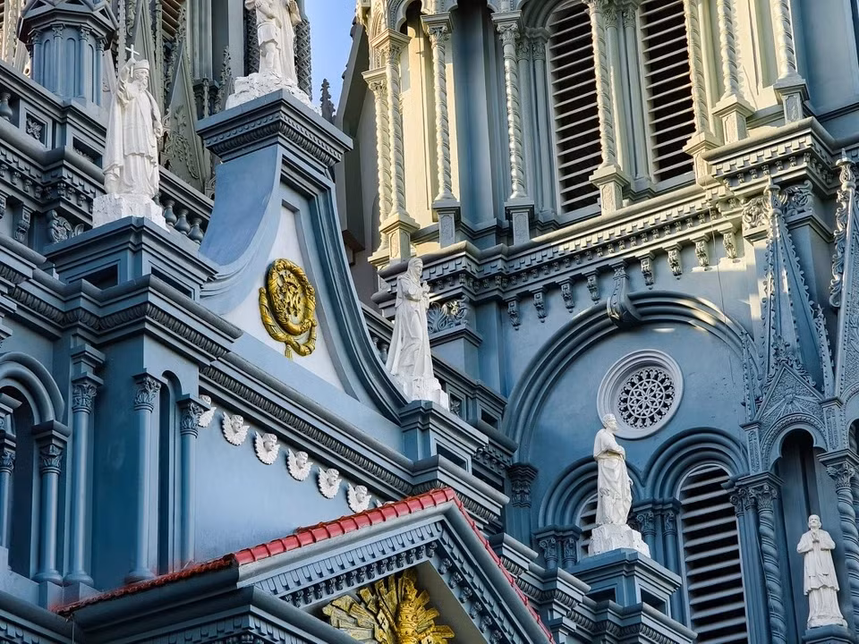 "Không gian kiến trúc bên trong nhà thờ cũng rất đẹp. Tuy nhiên, du khách cần phải được sự cho phép nếu muốn tham quan khu vực này. Còn ở bên ngoài nhà thờ, mọi người có thể thoải mái check-in, chiêm ngưỡng", anh Cung nói. Nhiều du khách từng có cơ hội ghé thăm nhà thờ Bác Trạch nhận xét công trình trông như một lâu đài cổ tích giữa đời thực với các họa tiết, hoa văn trang trí tinh xảo, công phu, tạo dấu ấn đậm nét.