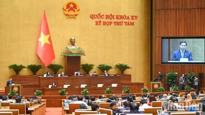 Chủ nhiệm Ủy ban Tài chính, Ngân sách của Quốc hội Lê Quang Mạnh trình bày Báo cáo tiếp thu, giải trình và chỉnh lý dự thảo Luật Đầu tư công (sửa đổi). (Ảnh: DUY LINH)