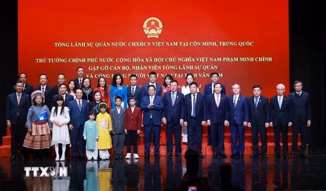 Thủ tướng Phạm Minh Chính gặp cán bộ, nhân viên Tổng lãnh sự quán tại tỉnh Vân Nam. (Ảnh: Dương Giang/TTXVN)