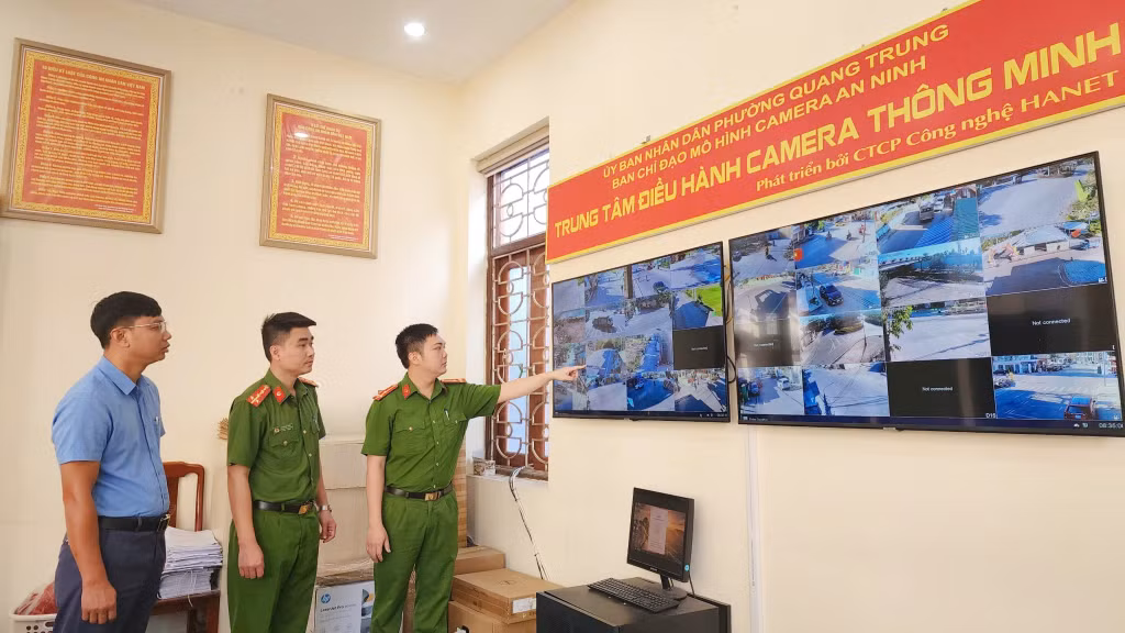 Trung tâm điều hành hệ thống camera an ninh đặt tại trụ sở Công an phường Quang Trung (TP Uông Bí).