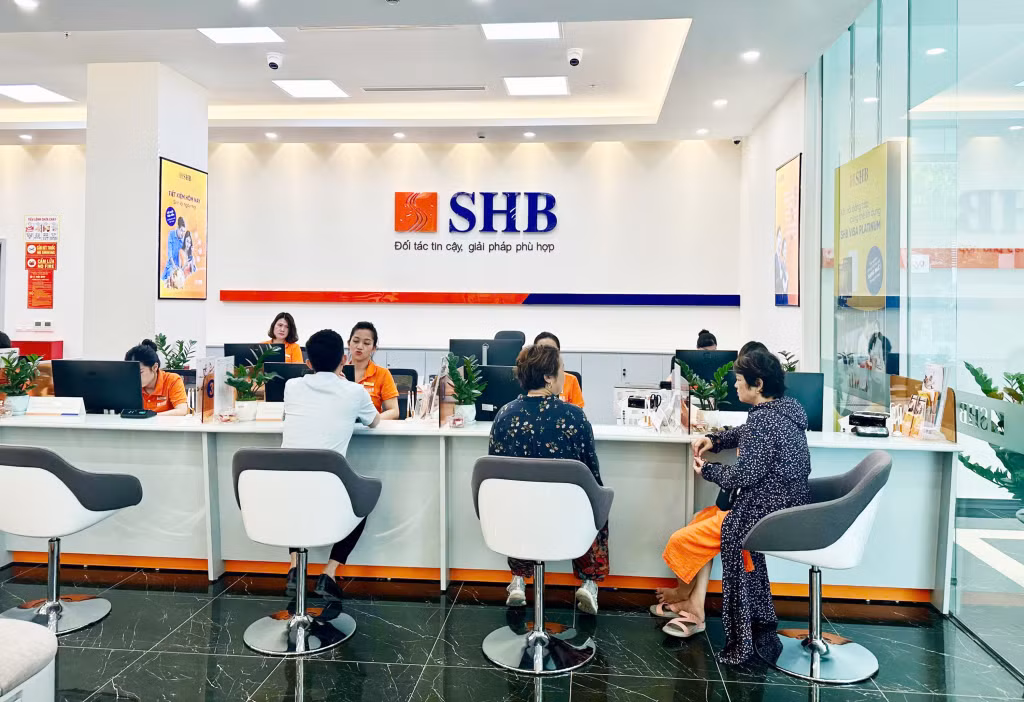 Người dân giao dịch tại SHB Quảng Ninh.